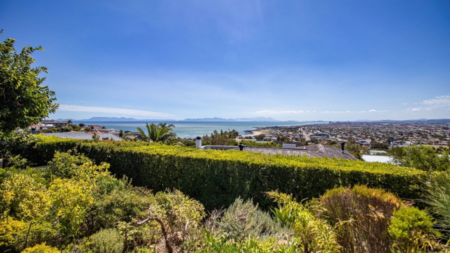 5 Bedroom Property for Sale in Mountainside Western Cape